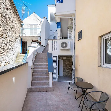 1 Bedroom Stunning In Apartment *